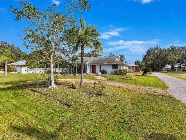 view of front of property featuring a front lawn