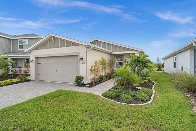 view of front of house featuring a front lawn and a garage