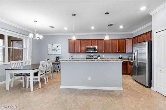 kitchen featuring stainless steel appliances, a kitchen island with sink, decorative light fixtures, a chandelier, and ornamental molding