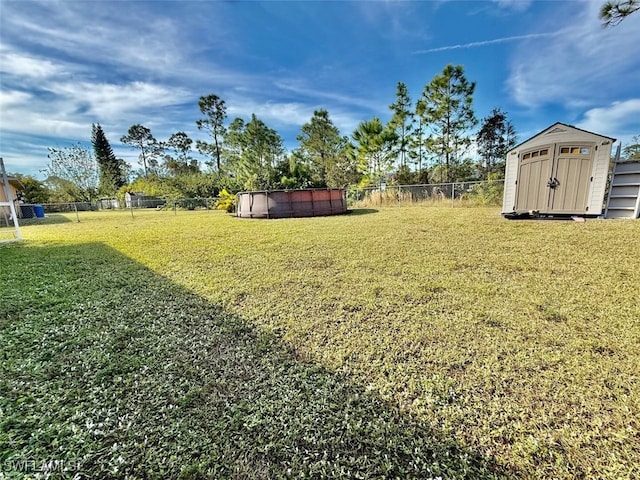 view of yard featuring a shed