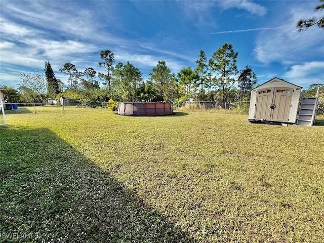 view of yard featuring a storage shed