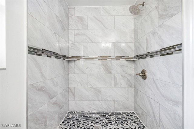 bathroom featuring tiled shower