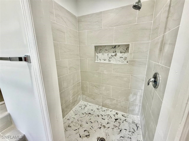 bathroom featuring a tile shower