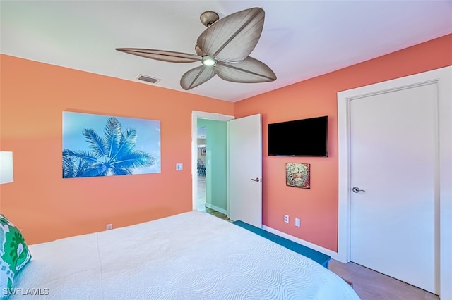 bedroom with ceiling fan