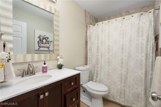 bathroom with curtained shower, toilet, and vanity