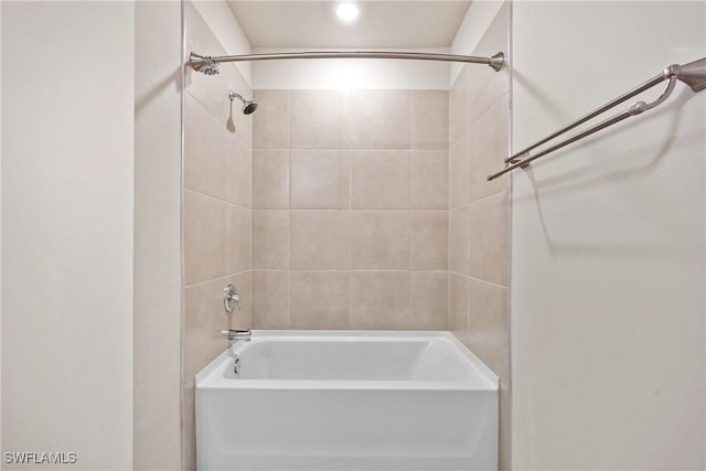 bathroom with tiled shower / bath combo