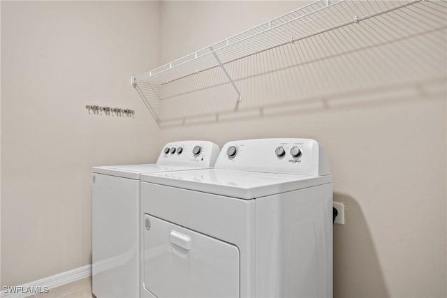 laundry room with tile patterned flooring and independent washer and dryer