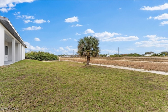 view of yard featuring a rural view