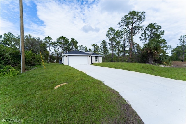 view of front facade with a garage and a front yard