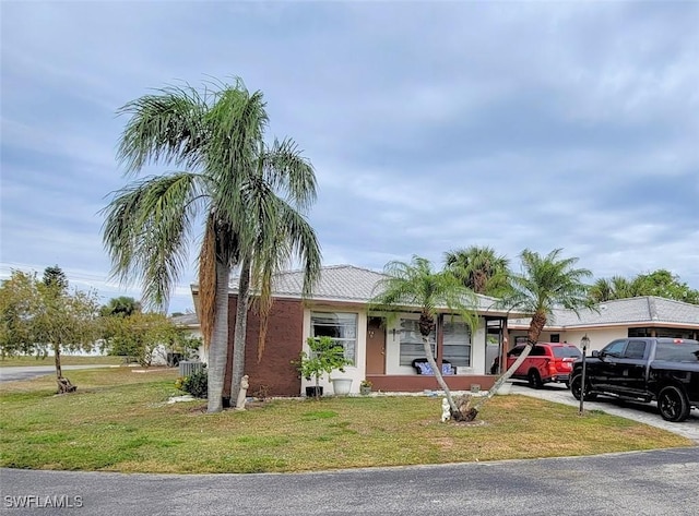 view of front facade with a front lawn