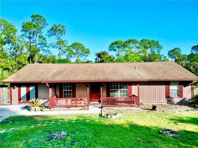 ranch-style home featuring a front lawn