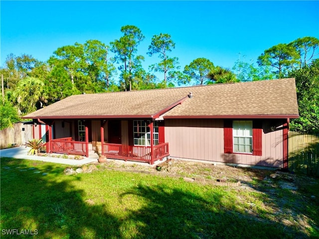 ranch-style house featuring a front lawn and a porch