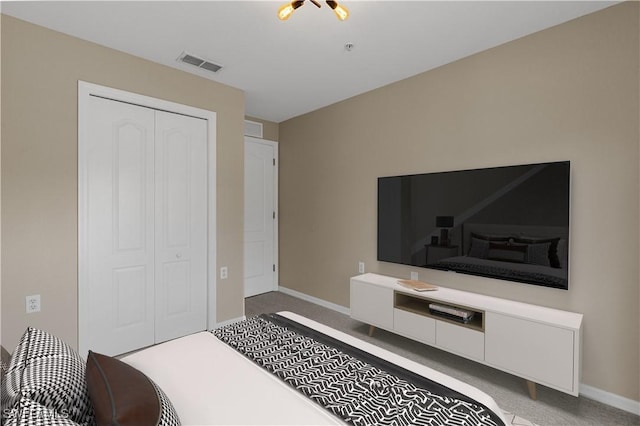 bedroom with carpet flooring and a closet