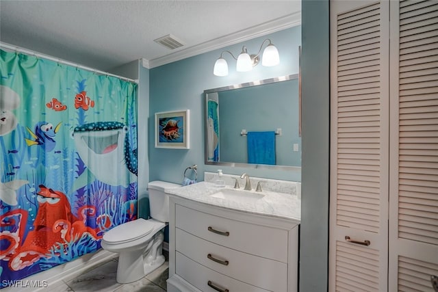 bathroom featuring toilet, crown molding, a shower with curtain, a textured ceiling, and vanity