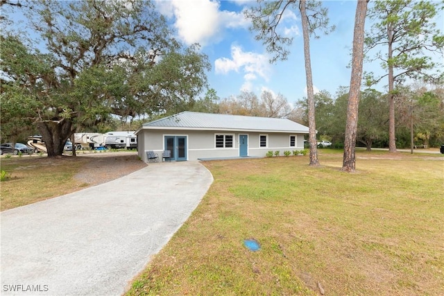 single story home with a front yard