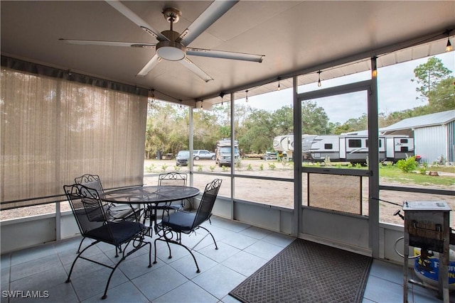 sunroom / solarium featuring ceiling fan