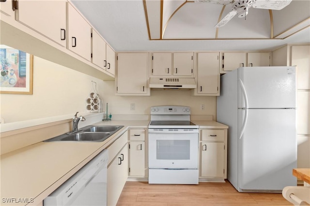 kitchen featuring sink, ceiling fan, white appliances, and light hardwood / wood-style floors