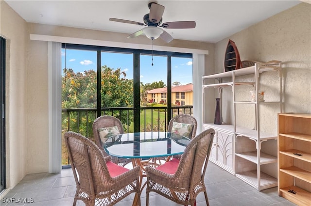 sunroom with ceiling fan