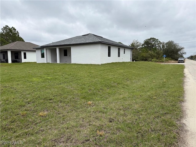 view of side of property featuring a lawn