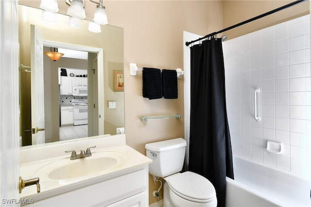 bathroom featuring decorative backsplash, shower / tub combo, vanity, and toilet