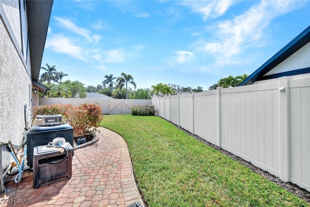 view of yard featuring a patio area