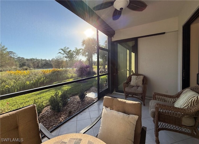 sunroom with ceiling fan