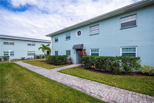 view of front facade featuring a front yard