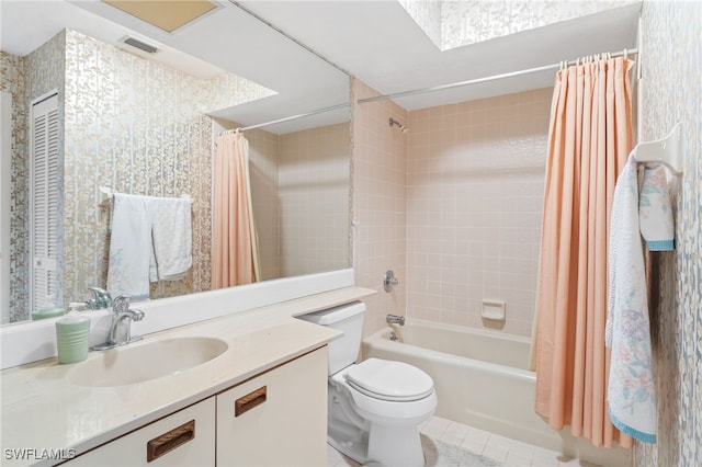 full bathroom with toilet, vanity, and shower / bath combo