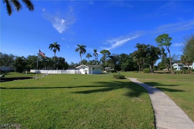 view of property's community featuring a lawn