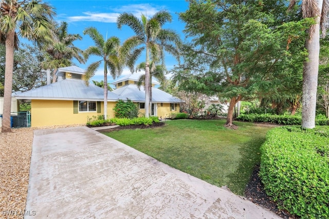 ranch-style home featuring a front lawn