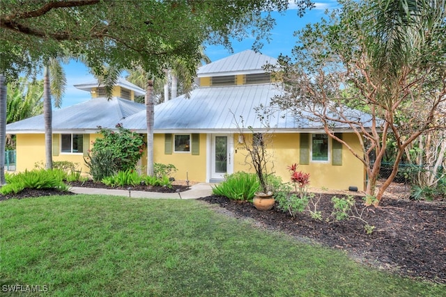 view of front of property featuring a front yard