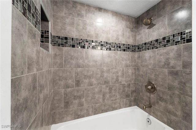 bathroom featuring tiled shower / bath combo