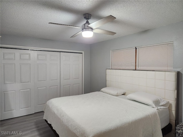 bedroom with a textured ceiling, ceiling fan, a closet, and hardwood / wood-style flooring