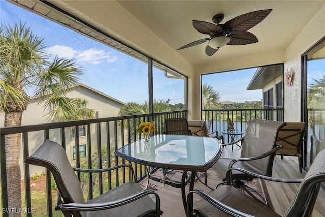 sunroom with ceiling fan