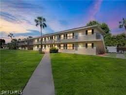 view of front of property featuring a lawn