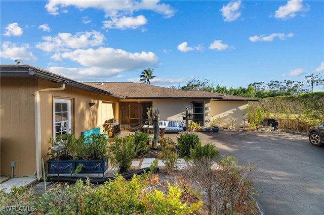 view of front facade featuring a patio and outdoor lounge area