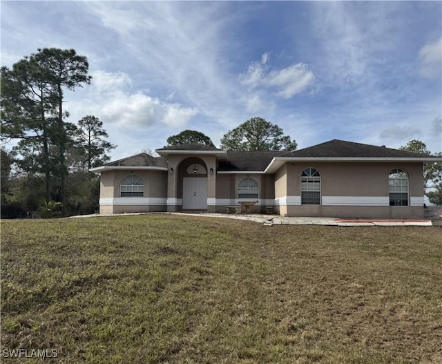 view of front of property featuring a front lawn