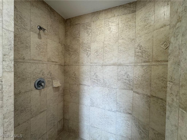 room details featuring a tile shower