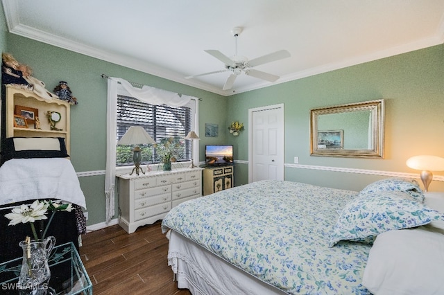 bedroom featuring ceiling fan, dark hardwood / wood-style floors, and crown molding