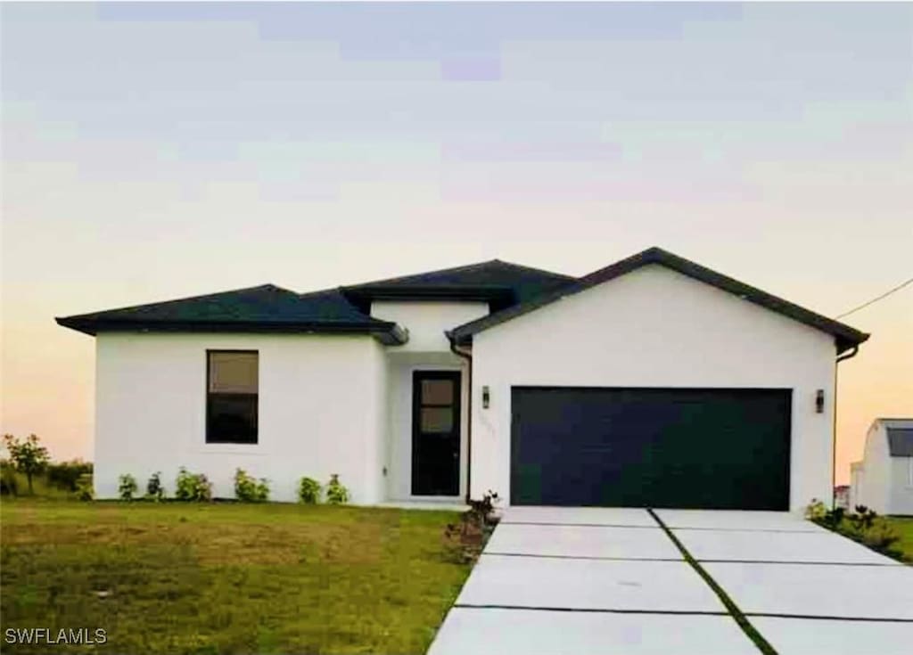 view of front of property with a lawn