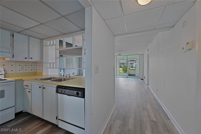 kitchen featuring dishwashing machine, sink, backsplash, a paneled ceiling, and white electric range oven