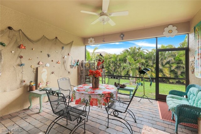 sunroom with ceiling fan