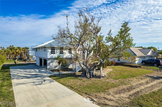 view of front facade featuring a front lawn and a carport