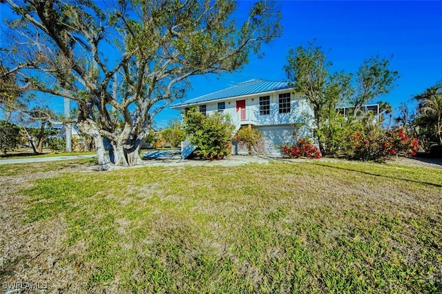 view of front of property featuring a front lawn