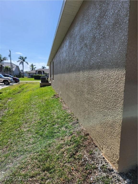 view of side of property featuring a yard