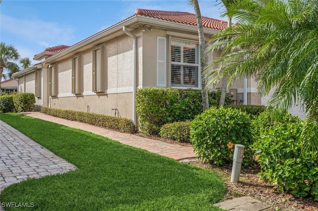 view of side of property featuring a yard