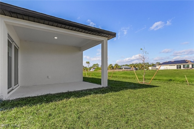 view of yard featuring a patio area