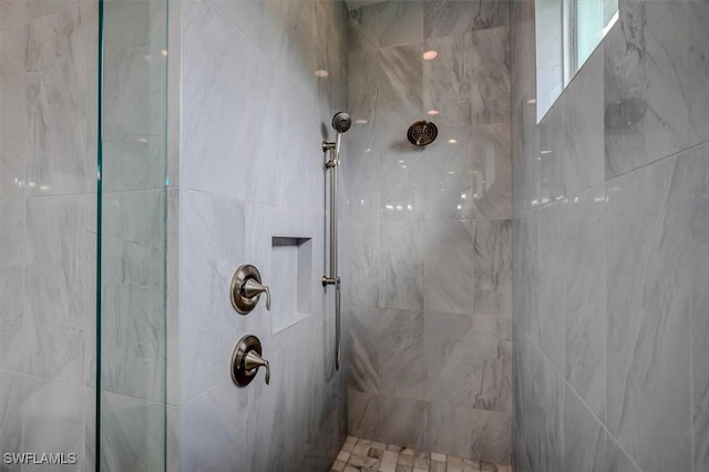 bathroom featuring a tile shower