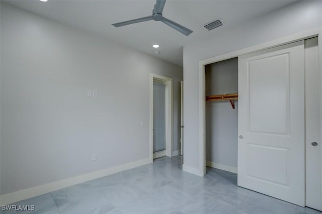 unfurnished bedroom featuring ceiling fan and a closet