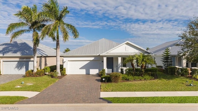 view of front facade featuring a front yard and a garage